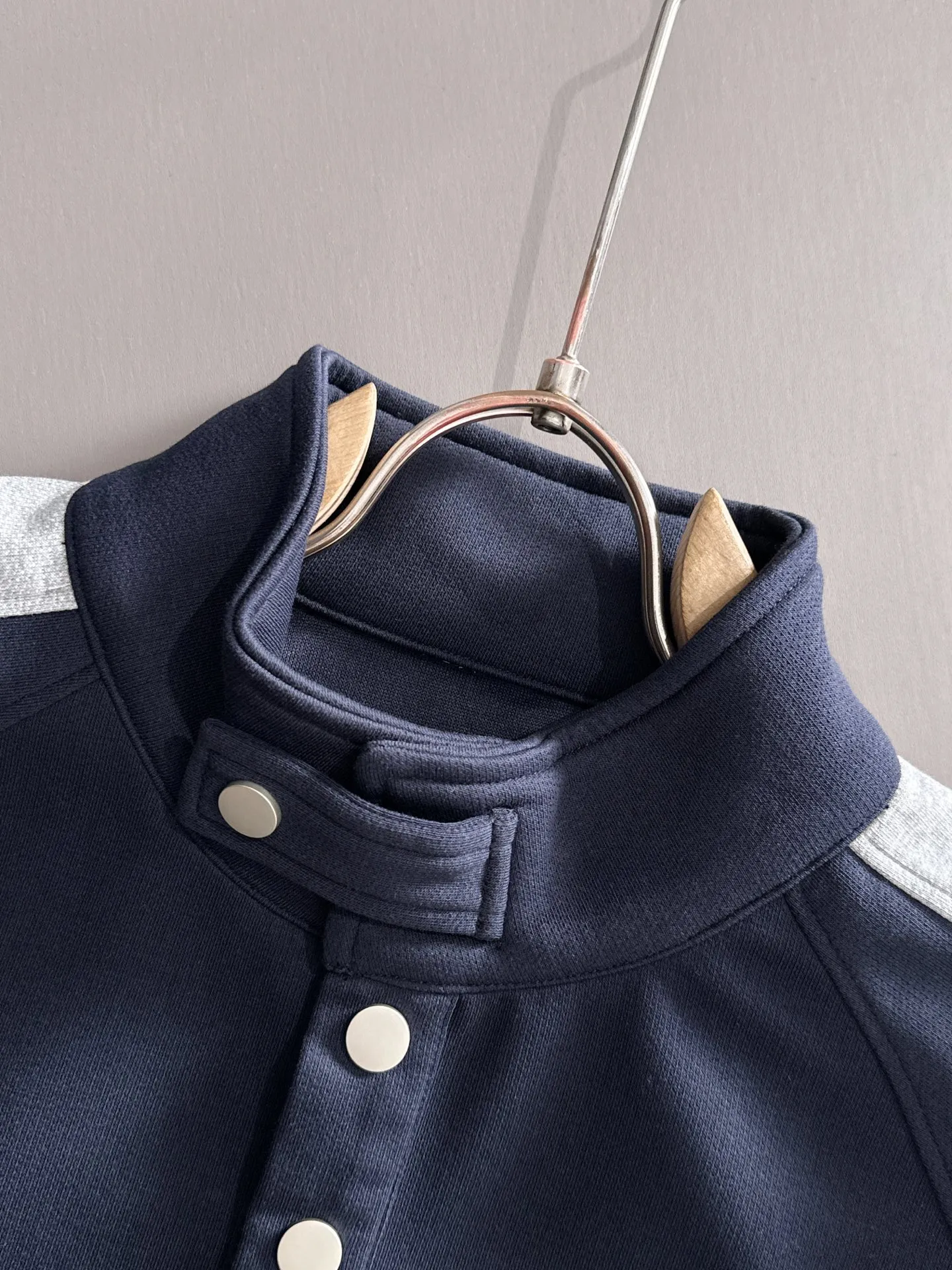 P360 Shitou Daojia's first release of 25ss autumn and winter new lapel sweatshirt long-sleeved men and women. Many celebrities share the same style. Craftsmanship that ordinary small workshops cannot copy. We are not afraid of any challenges in terms of materials, detail restoration and craftsmanship, just to provide you with wonderful products. Compare the top original versions at will. No expense is spared just to do better. Unique imported fabric feel. Purely imported German machine production. Precision operation. Thousands of needles density. Full set of new accessories with three standards for simultaneous customization. The upper body is versatile and fashionable. A perfect choice for autumn and winter. A must-have item. Size chart: m-4XL (Please state your height and weight when placing an order.